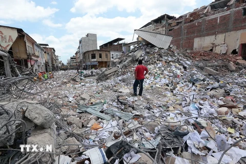 Cảnh đổ nát sau trận động đất tại Portoviejo, Ecuador ngày 20/4. (Nguồn: AFP/TTXVN)