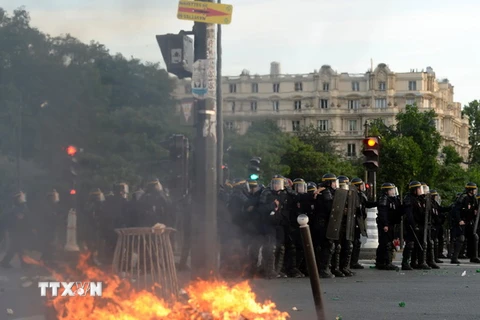 Cảnh sát chống bạo động ngăn những người quá khích tại vùng fan zone ở Paris ngày 10/7. (Nguồn: AFP/TTXVN)