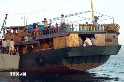 Các ngư dân nước ngoài bị hải quân Philippines ngăn chặn ngoài bãi cạn Scarborough. (Nguồn: AFP/TTXVN)