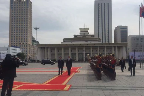 Thủ tướng Lý Hiển Long và người đồng cấp Mông Cổ Jargaltulga Erdenebat. (Nguồn: straitstimes.com)