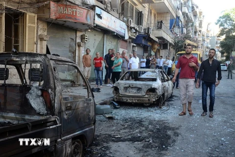Xe ôtô bị phá hủy sau vụ tấn công của phiến quân tại khu vực Aleppo, Syria ngày 11/7. (Nguồn: AFP/TTXVN)