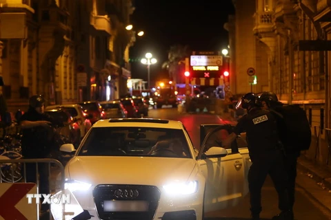 Cảnh sát Pháp kiểm tra an ninh sau vụ tấn công. (Nguồn: AFP/TTXVN)
