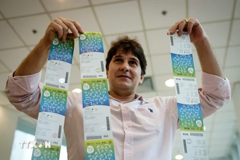 Khách hàng mua vé xem Olympic 2016 tại Rio de Janeiro, Brazil ngày 20/6. (Nguồn: AFP/TTXVN)