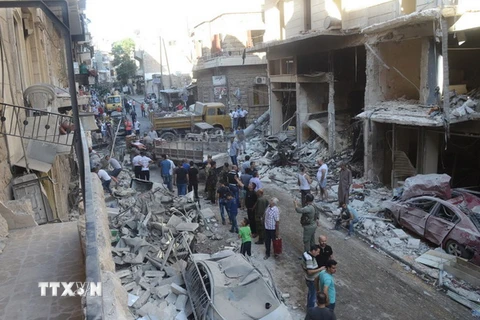 Cảnh đổ nát sau vụ tấn công của phiến quân tại khu vực Aleppo, Syria ngày 11/7. (Nguồn: EPA/TTXVN)