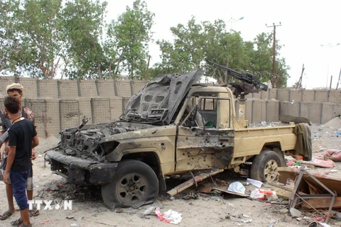 Xe ôtô bị phá hủy trong vụ đánh bom tại căn cứ quân sự ở Aden. (Nguồn: AFP/TTXVN)