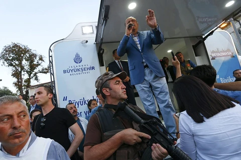 Ông Recep Erdogan trong được chụp tại Istanbul ngày 16/7 với các vệ sỹ kèm vũ khí hạng nặng vây quanh, nói rằng vụ đảo chính là một 'món quà của Chúa'. (Nguồn: DailyMail)