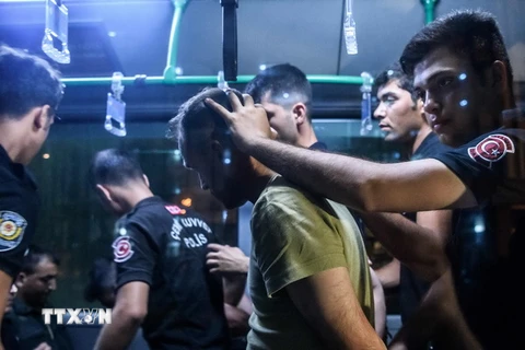 Cảnh sát chống bạo động Thổ Nhĩ Kỳ áp giải các binh sĩ bị bắt tới tòa án ở Istanbul ngày 16/7. (Nguồn: AFP/TTXVN)