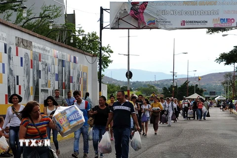 Người dân Venezuela sang mua hàng hóa tại Cucuta, Colombia ngày 10/7. (Nguồn: AFP/TTXVN)