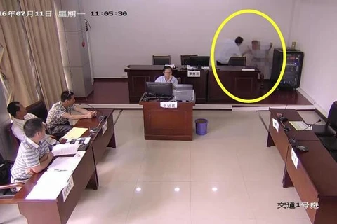 Người đàn ông cố gắng đi đại tiện ngay trong góc phòng xử án. (Nguồn: shanghaiist.com)