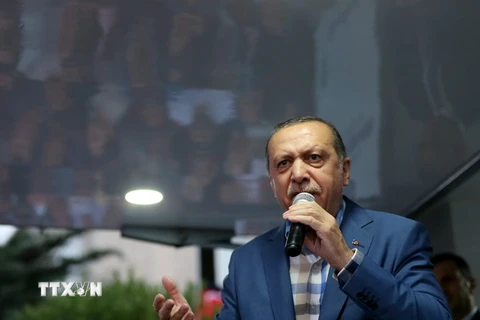 Tổng thống Thổ Nhĩ Kỳ Recep Tayyip Erdogan phát biểu tại Istanbul ngày 16/7. (Nguồn: EPA/TTXVN)