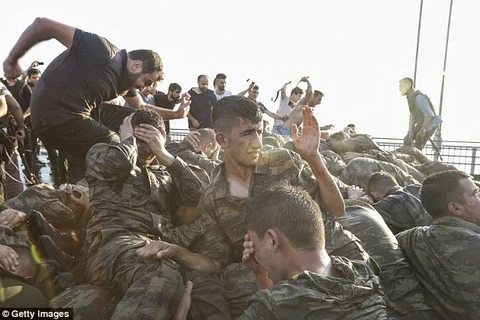 Người ủng hộ chính quyền Thổ Nhĩ Kỳ đánh đập binh lính bị bắt sau cuộc đảo chính bất thành. (Nguồn: Daily Mail)