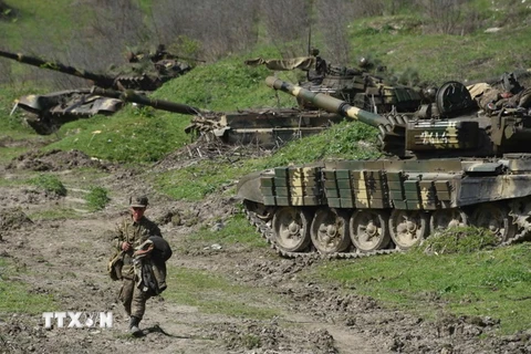 Lực lượng phòng vệ Nagorny Karabakh tuần tra tại làng Mataghis, Azerbaijan ngày 6/4. (Nguồn: AFP/TTXVN)