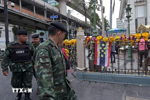 Binh sĩ Thái Lan tuần tra tại một khu đền ở thủ đô Bangkok ngày 23/8. (Nguồn: AFP/TTXVN)