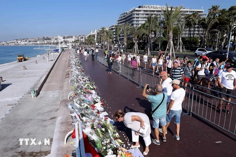 Người dân tưởng niệm các nạn nhân trong vụ tấn công tại Nice, Pháp ngày 19/7. (Nguồn: AFP/TTXVN)