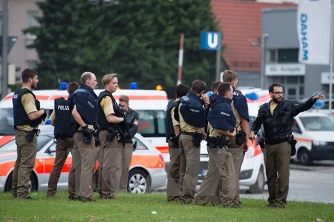 Cảnh sát đặc nhiệm được triển khai tại trung tâm thương mại ở Munich sau vụ xả súng. (Nguồn: AFP/TTXVN)