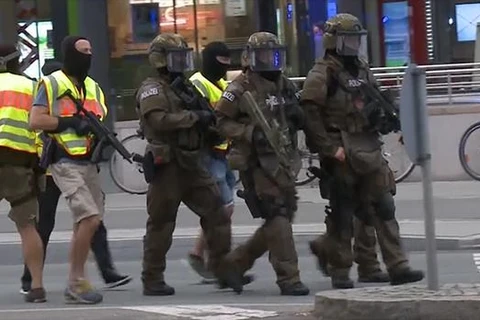 Cảnh sát chống khủng bố của Đức có mặt tại hiện trường (Nguồn: Telegraph)