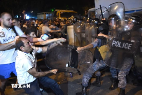 Đụng độ giữa cảnh sát và người biểu tình bên ngoài đồn cảnh sát ở Yerevan ngày 20/7. (Nguồn: EPA/TTXVN)