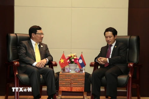 Phó Thủ tướng, Bộ trưởng Ngoại giao Phạm Bình Minh gặp Bộ trưởng Ngoại giao Lào Saleumxay Kommasith. (Ảnh: Phạm Kiên/TTXVN)