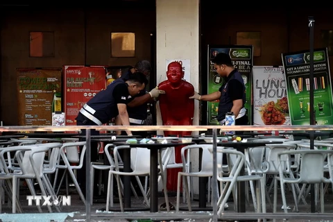 Cảnh sát Malaysia điều tra tại hiện trường vụ tấn công bằng lựu đạn nhà hàng Modiva ngày 28/6. (Nguồn: AFP/TTXVN)