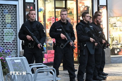 Cảnh sát đặc nhiệm Đức phong tỏa quảng trường Stachus sau vụ xả súng tối 22/7. (Nguồn: AFP/TTXVN)