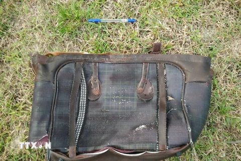 Túi xách được cho là của hành khách trên máy bay MH370. (Nguồn: EPA/TTXVN)