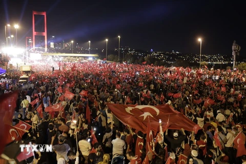 Người biểu tình trên cầu Bosphorus ở Istanbul ngày 21/7. (Nguồn: AFP/TTXVN)