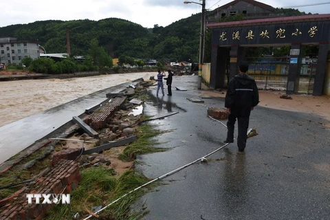 Cảnh đổ nát sau khi bão Nepartak tràn qua huyện Youxi, tỉnh Phúc Kiến ngày 9/7. (Nguồn: THX/TTXVN)