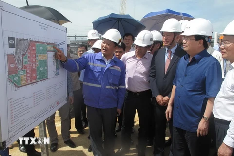 Phó Thủ tướng Trịnh Đình Dũng thị sát, kiểm tra việc thực hiện dự án lọc hóa dầu Nghi Sơn tại Khu kinh tế Nghi Sơn. (Ảnh: Trịnh Duy Hưng/TTXVN)