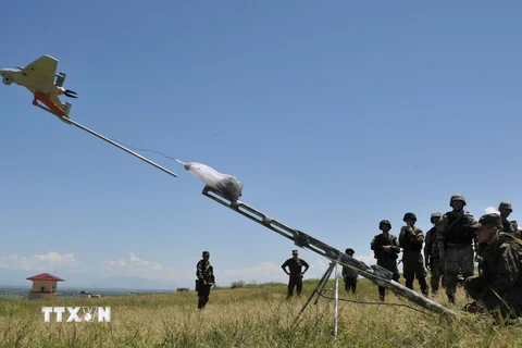 Binh sỹ Nga phóng thiết bị không người lái "Eleron 3" trong một cuộc tập trận. (Nguồn: AFP/TTXVN)