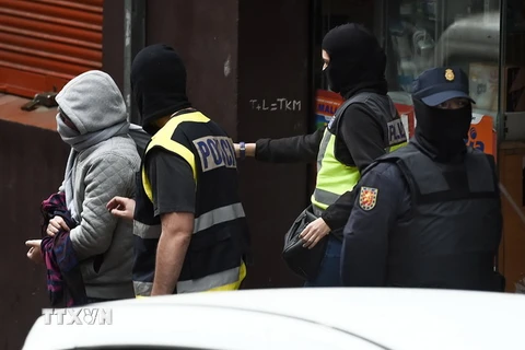 Cảnh sát Tây Ban Nha bắt giữ một trong hai đối tượng tình nghi thành lập chi nhánh IS trong chiến dịch truy quét khủng bố tại Mataro. (Nguồn: AFP/TTXVN)