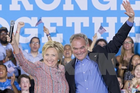 Bà Hillary Clinton (trái) và Thượng Nghị sỹ Tim Kaine trong cuộc vận động tranh cử tại Annandale, Virginia. (Nguồn: EPA/TTXVN)