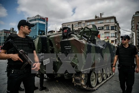 Cảnh sát chống bạo động gác tại quảng trường Taksim ở Istanbul ngày 17/7. (Nguồn: AFP/TTXVN)