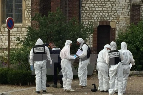Cảnh sát Pháp điều tra tại hiện trường vụ tấn công nhà thờ. (Nguồn: EPA/TTXVN)