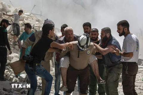 Dân thường Syria bị thương trong các cuộc không kích tại Al-Mashhad, phía bắc thành phố Aleppo ngày 26/7. (Nguồn: AFP/TTXVN)