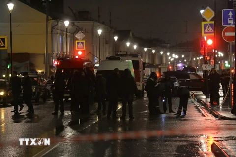 Cảnh sát Nga điều tra tại hiện trường vụ nổ. (Nguồn: AFP/TTXVN)