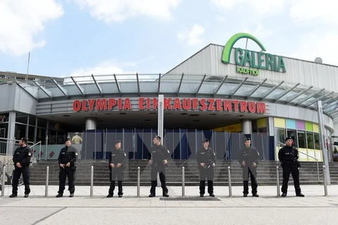 Cảnh sát Đức gác tại trung tâm thương mại Olympia ngày 23/7. (Nguồn: AFP/TTXVN)