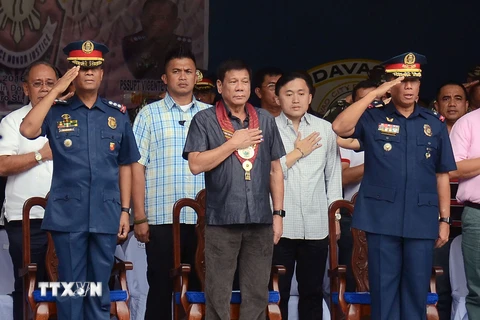 Tổng thống Philippines Rodrigo Duterte (giữa) tại lễ chuyển giao quyền chỉ huy cho các quan chức cảnh sát ở thành phố Davao, đảo miền nam Mindanao ngày 24/6. (Nguồn: AFP/TTXVN)