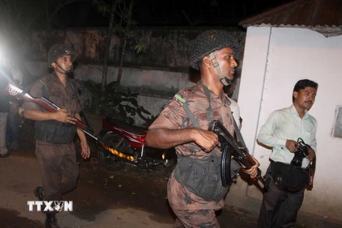 Binh sỹ Bangladesh rà soát tại hiện trường vụ tấn công và bắt cóc con tin ở nhà hàng Holey Artisan Bakery ngày 2/7. (Nguồn: THX/TTXVN)