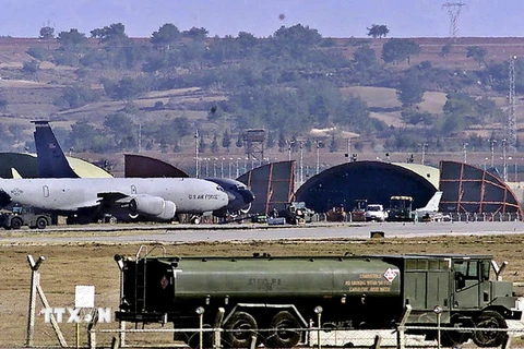Máy bay của không quân Mỹ chuẩn bị cất cánh từ căn cứ không quân Incirlik, Thổ Nhĩ Kỳ ngày 29/11/2001. (Nguồn: EPA/TTXVN)