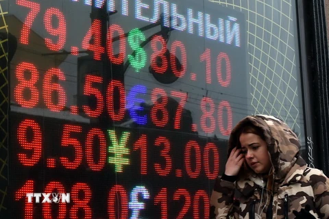 Bảng tỷ giá đồng ruble so với các đồng ngoại tệ tại thủ đô Moskva. (Nguồn: AFP/TTXVN)