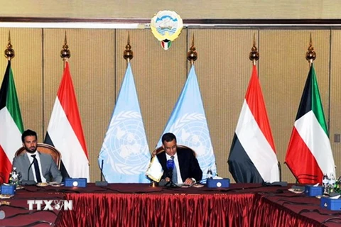 Đặc phái viên LHQ về vấn đề Yemen Ismail Ould Cheikh Ahmed (giữa) tại cuộc đàm phán hòa bình Yemen ở Kuwait City, Kuwait ngày 17/7. (Nguồn: AFP/TTXVN)