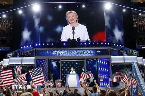 Ứng cử viên Tổng thống của đảng Dân chủ Hillary Clinton phát biểu tại lễ bế mạc đại hội. (Nguồn: AFP/TTXVN)