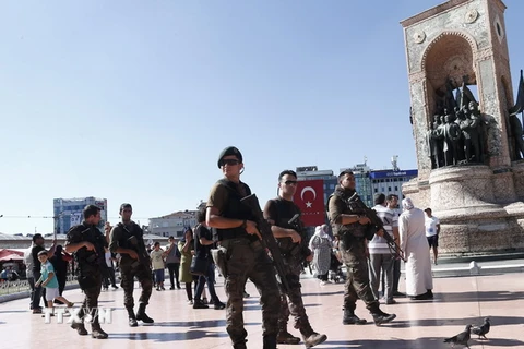 Binh sỹ đặc nhiệm của Thổ Nhĩ Kỳ được tăng cường an ninh tại Quảng trường Taksim ở Istanbul ngày 21/7. (Nguồn: EPA/TTXVN)