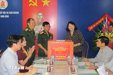 Phó Chủ tịch nước trao quà tặng Hội nạn nhân chất độc da cam/dioxin tỉnh Ninh Bình. (Ảnh: Ninh Đức Phương/TTXVN)