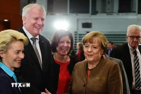 Thủ tướng Đức Angela Merkel (phải, trước), Chủ tịch đảng Liên minh Xã hội cơ đốc giáo (CSU) Horst Seehofer (thứ 2, trái) tại cuộc họp. (Nguồn: AFP/TTXVN)