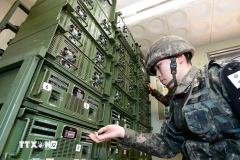 Binh sỹ Hàn Quốc điều chỉnh các thiết bị để nối lại chương trình phát thanh chống Triều Tiên gần khu vực biên giới hai miền. (Nguồn: YONHAP/TTXVN)