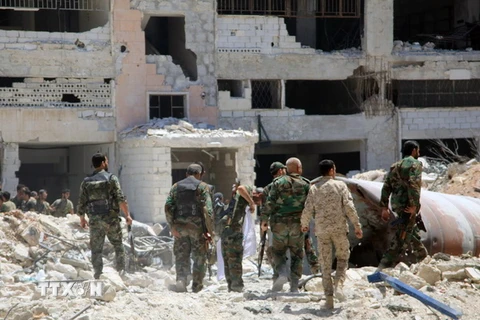 Cảnh đổ nát sau các cuộc không kích tại Aleppo ngày 28/7. (Nguồn: EPA/TTXVN)