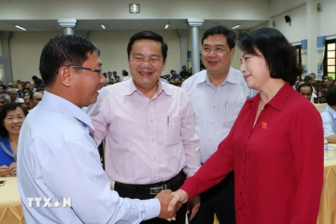 Chủ tịch Quốc hội Nguyễn Thị Kim Ngân với cử tri huyện Phong Điền. (Ảnh: Trọng Đức/TTXVN)