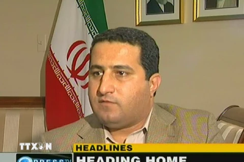 Hình ảnh từ băng video do kênh truyền hình quốc gia bằng tiếng Anh của Iran phát ngày 14/7/2010 cho thấy nhà khoa học hạt nhân Iran, Shahram Amiri đang trả lời phỏng vấn từ Khu đại diện Quyền lợi của Iran ở Washington, nơi ông tạm trú trước khi trở về nướ