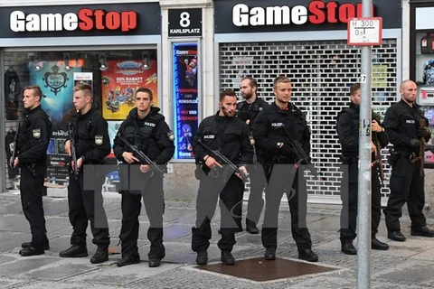 Cảnh sát đặc nhiệm Đức được triển khai tại trung tâm thương mại sau vụ xả súng ở Munich. (Nguồn: EPA/TTXVN)
